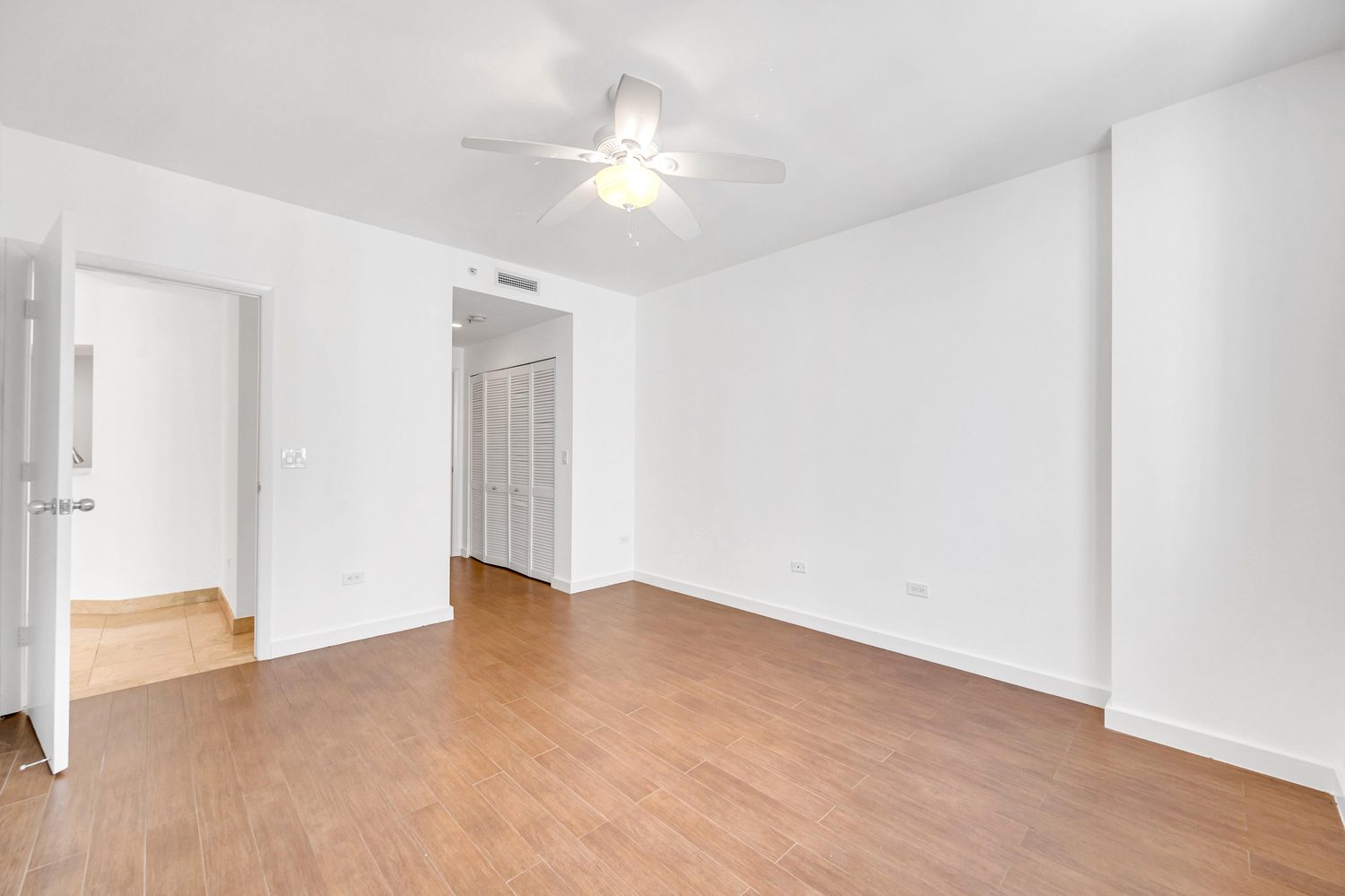 Living and dining area, wood flooring